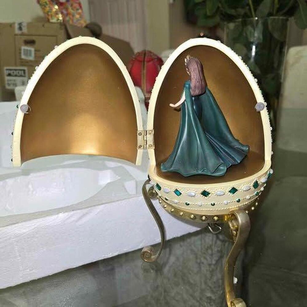 Beautiful 2000 Mattel Barbie musical jewelry egg in emerald princess theme. - Picture 7 of 7